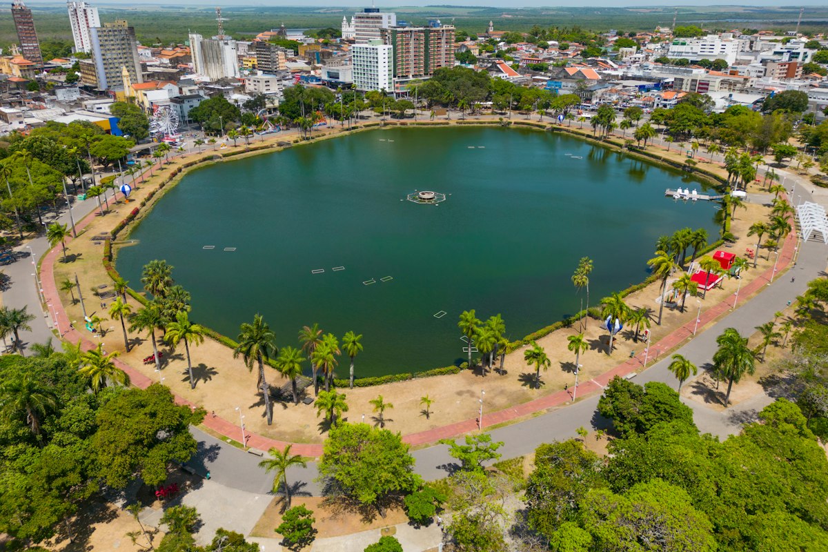 Vista aérea diurna do Parque Solon de Lucena, com a lagoa e áreas verdes